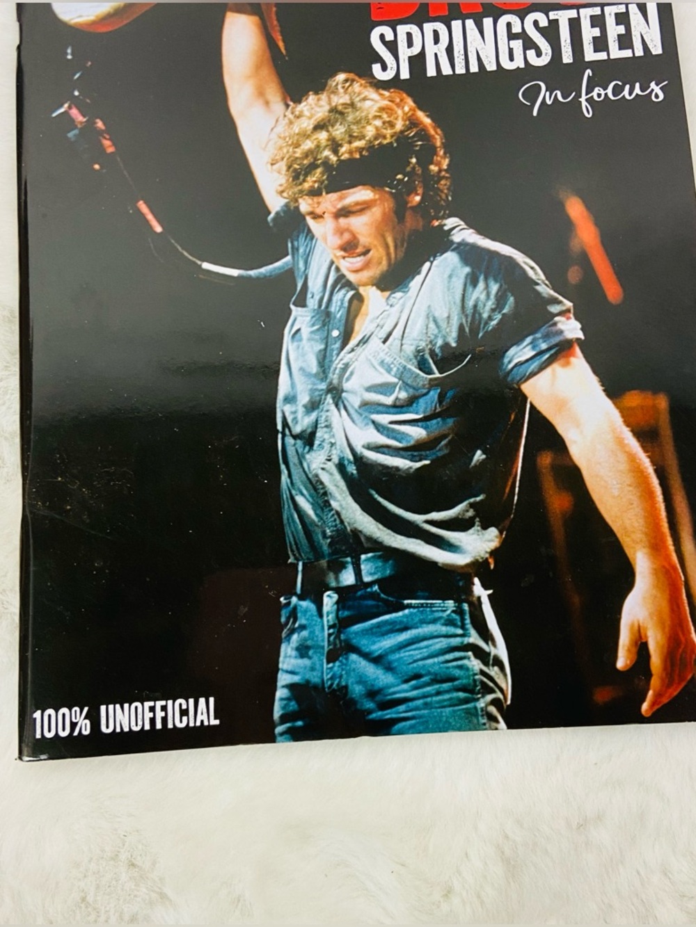 Bruce Springsteen 'In Focus' 100% unofficial Photo Book magazine black & red - Picture 4 of 10
